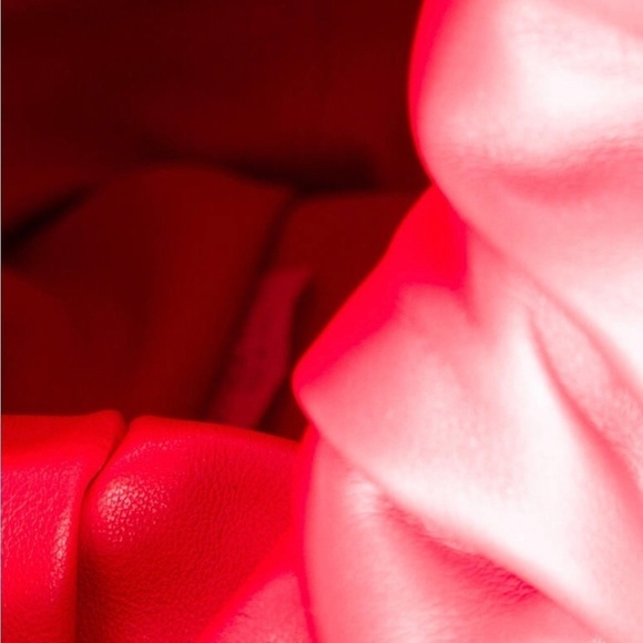 Bottega Veneta | The Medium Shoulder Pouch in Red Leather - Picture 5 of 11